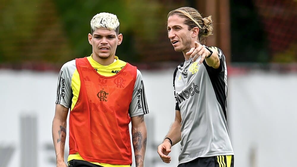 Filipe Luís e Ayrton Lucas em treino do Flamengo