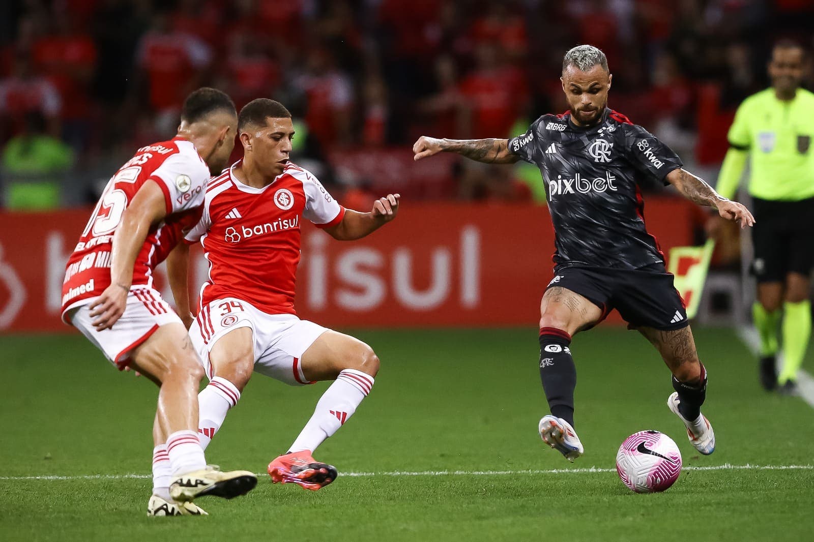 Michael finaliza no Internacional x Flamengo do primeiro turno