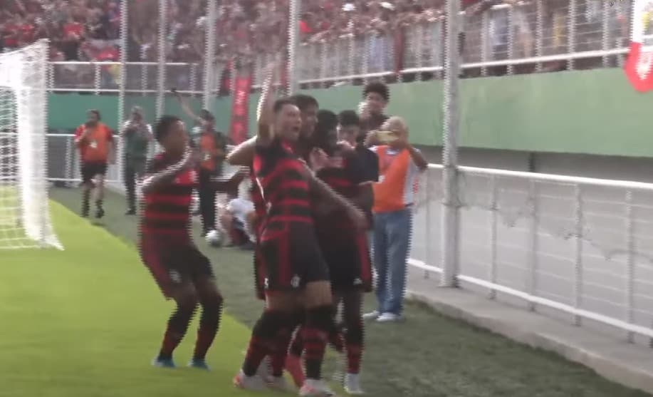 Jogadores do Flamengo comemoram gol sobre o Santa Cruz-AC na Arena da Floresta