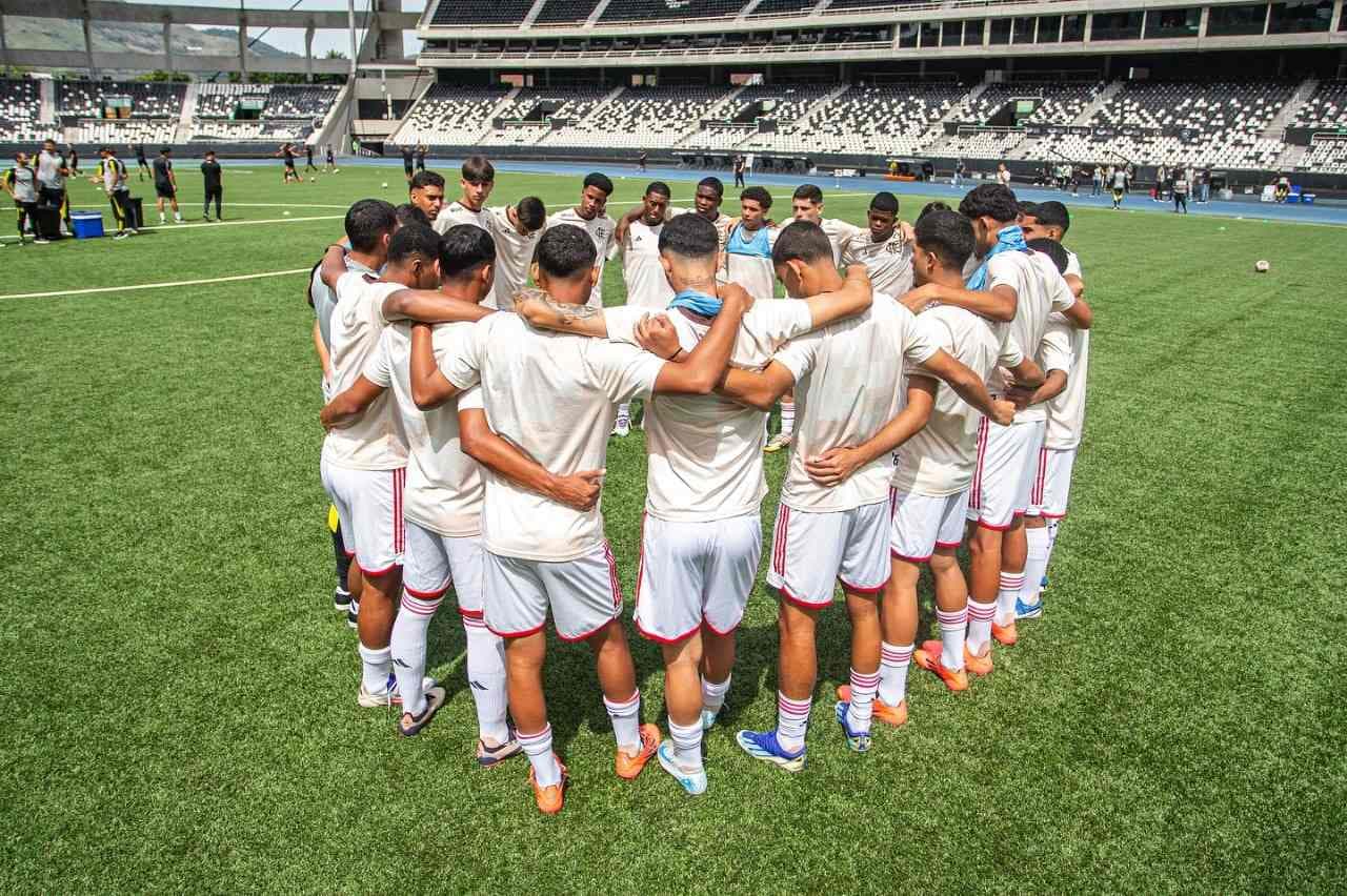 Flamengo Sub-17 reunido antes de vencer o Botafogo pelo Campeonato Carioca Sub-17.