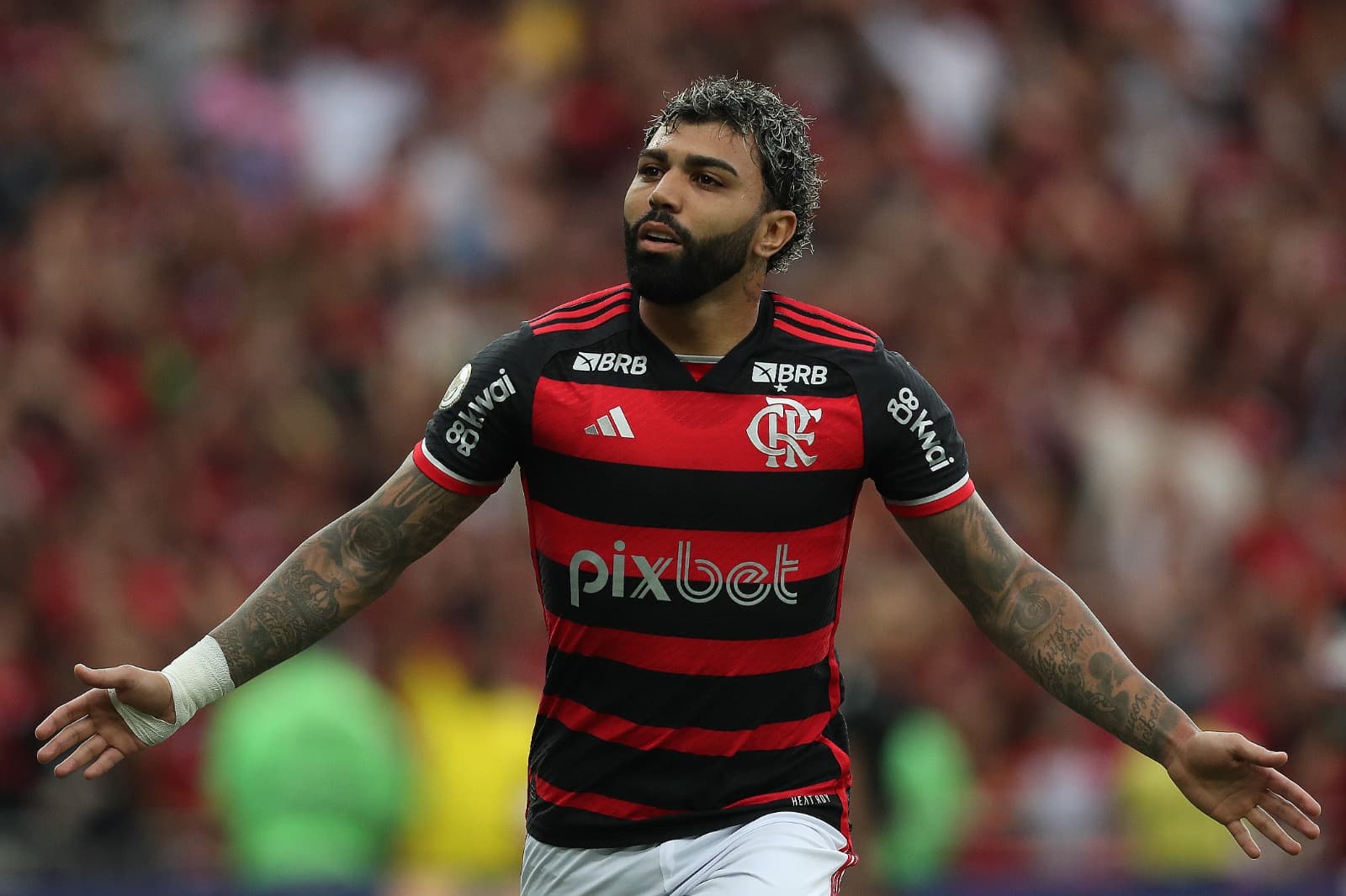 Gabigol comemora gol pelo Flamengo; Santos tenta atravessar Cruzeiro e ficar com o atacante