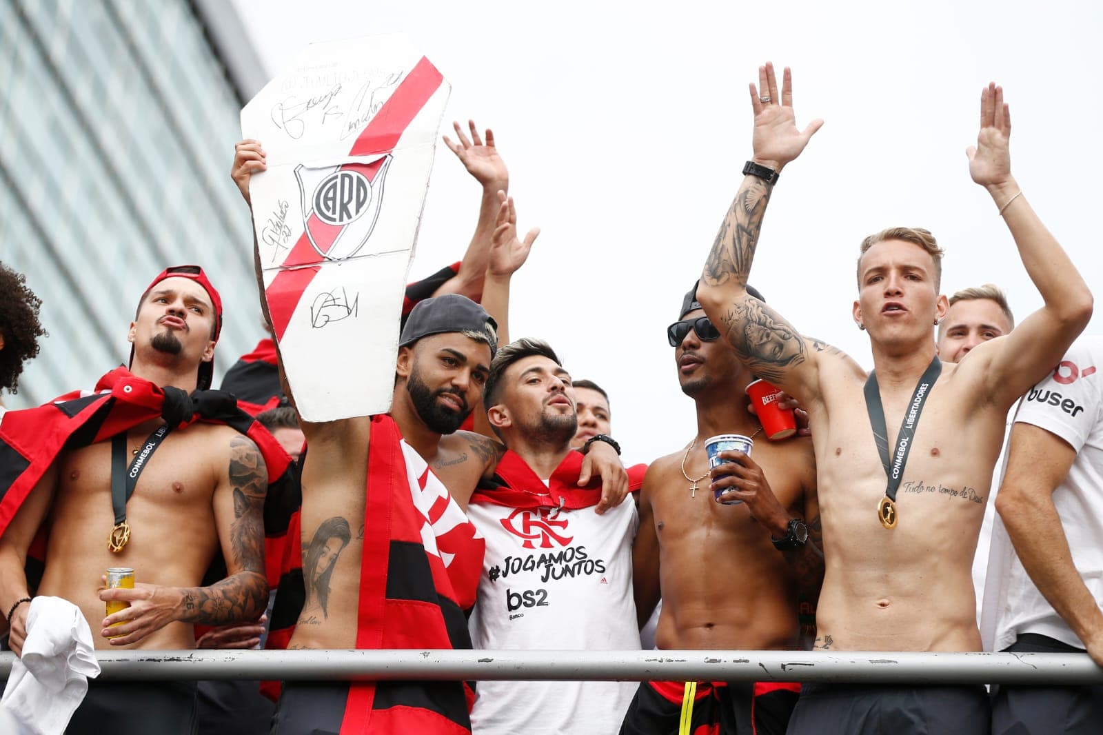 Gabigol zomba do River Plate com caixão do clube na comemoração do título do Flamengo