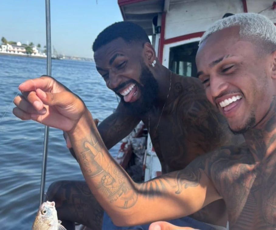 Gerson e Wesley compartilham imagens de pescaria no dia de folga