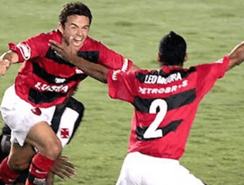 Juan comemora gol pelo Flamengo com Léo Moura na final da Copa do Brasil 2006 contra o Vasco