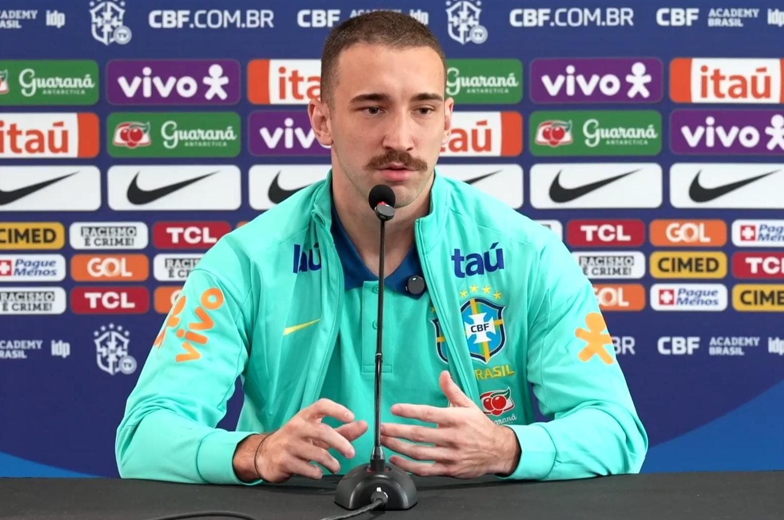 Léo Ortiz, do Flamengo, em coletiva de imprensa pela Seleção Brasileira