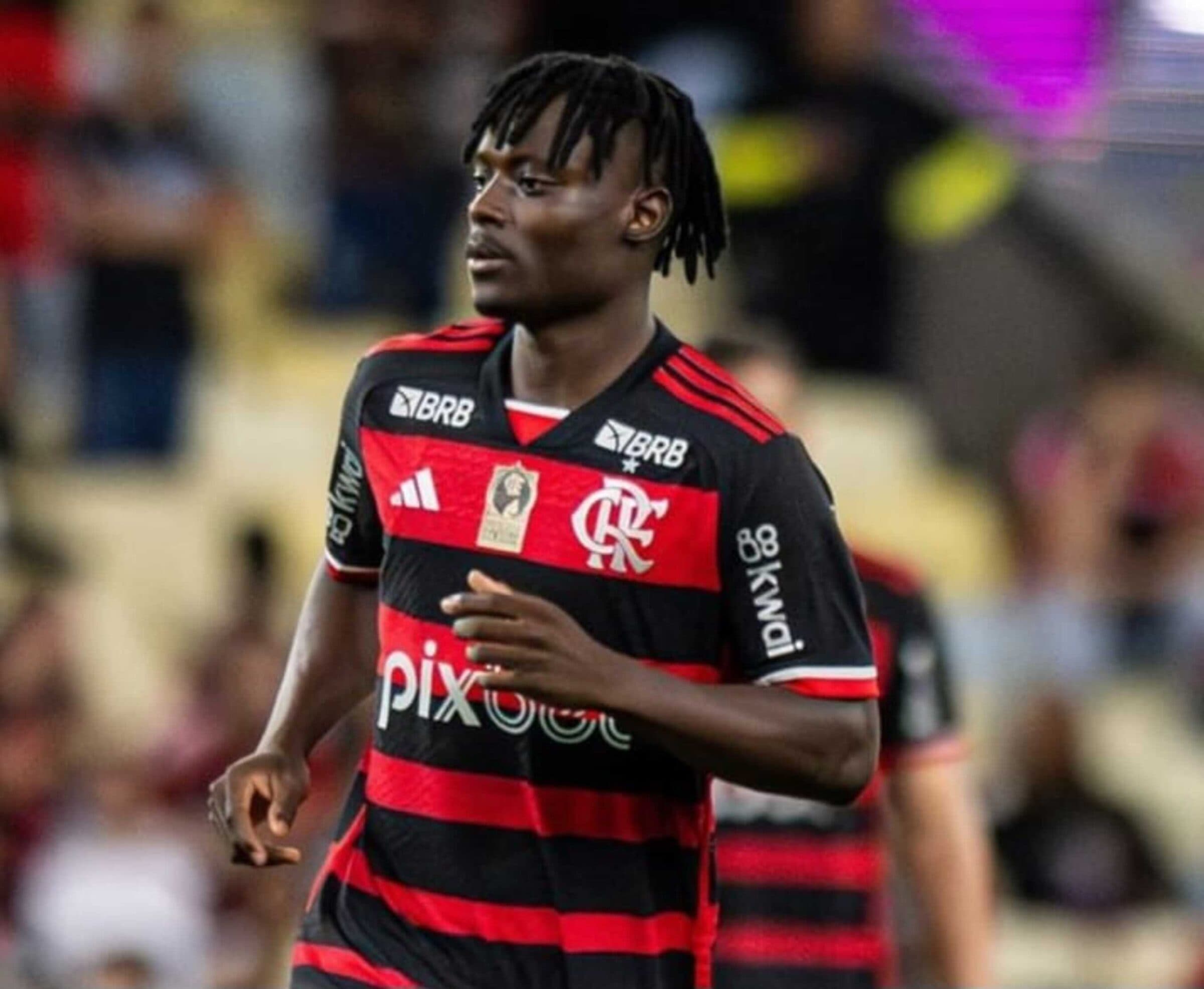 Shola em Flamengo x Atlético-MG; nigeriano celebrou estreia profissional pelo Flamengo