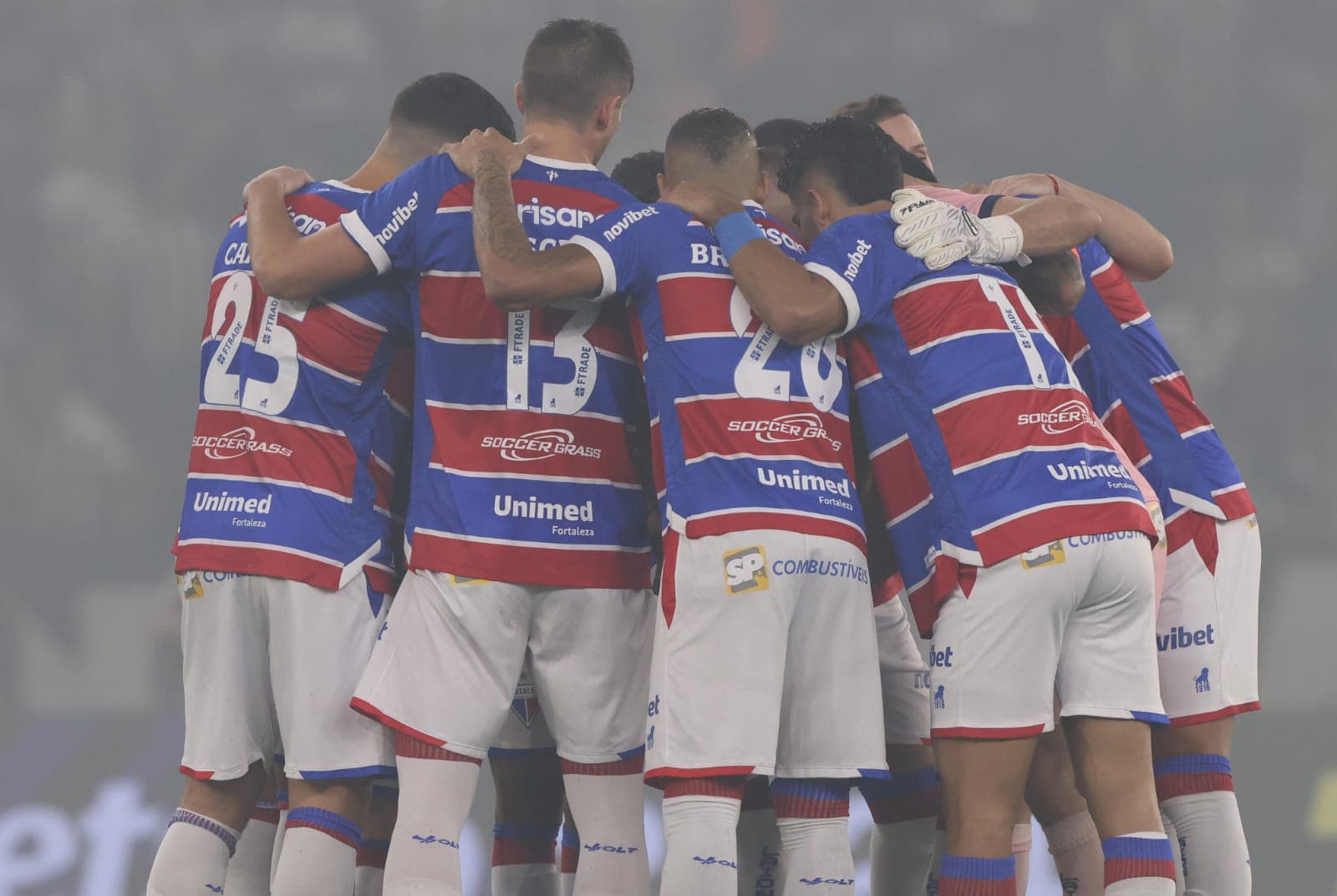 Time do Fortaleza reunido antes de jogo
