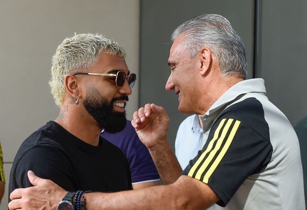 Tite e Gabigol sorriem no retorno do atacante ao Flamengo após suspensão por tentativa de fraudar exame de doping