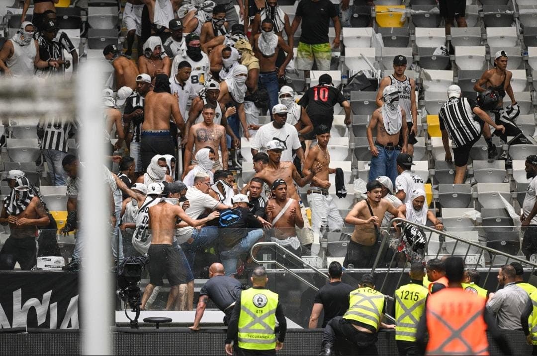 Torcida do Atlético-MG furiosa na Arena MRV após derrota para o Flamengo na final da Copa do Brasil