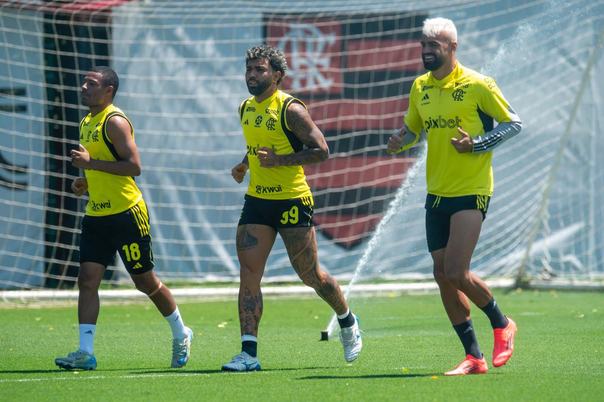 De La Cruz, Gabigol e Fabrício Bruno correm lado a lado em primeiro treino do Flamengo focado no Internacional
