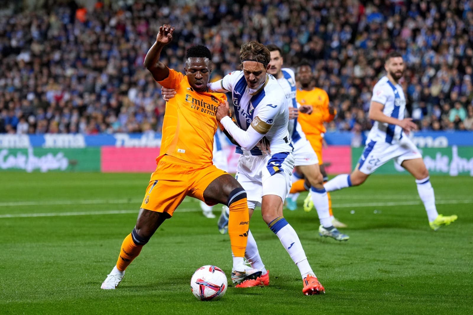 Vini dá assistência para Mbappé em jogo do Real Madrid na LaLiga