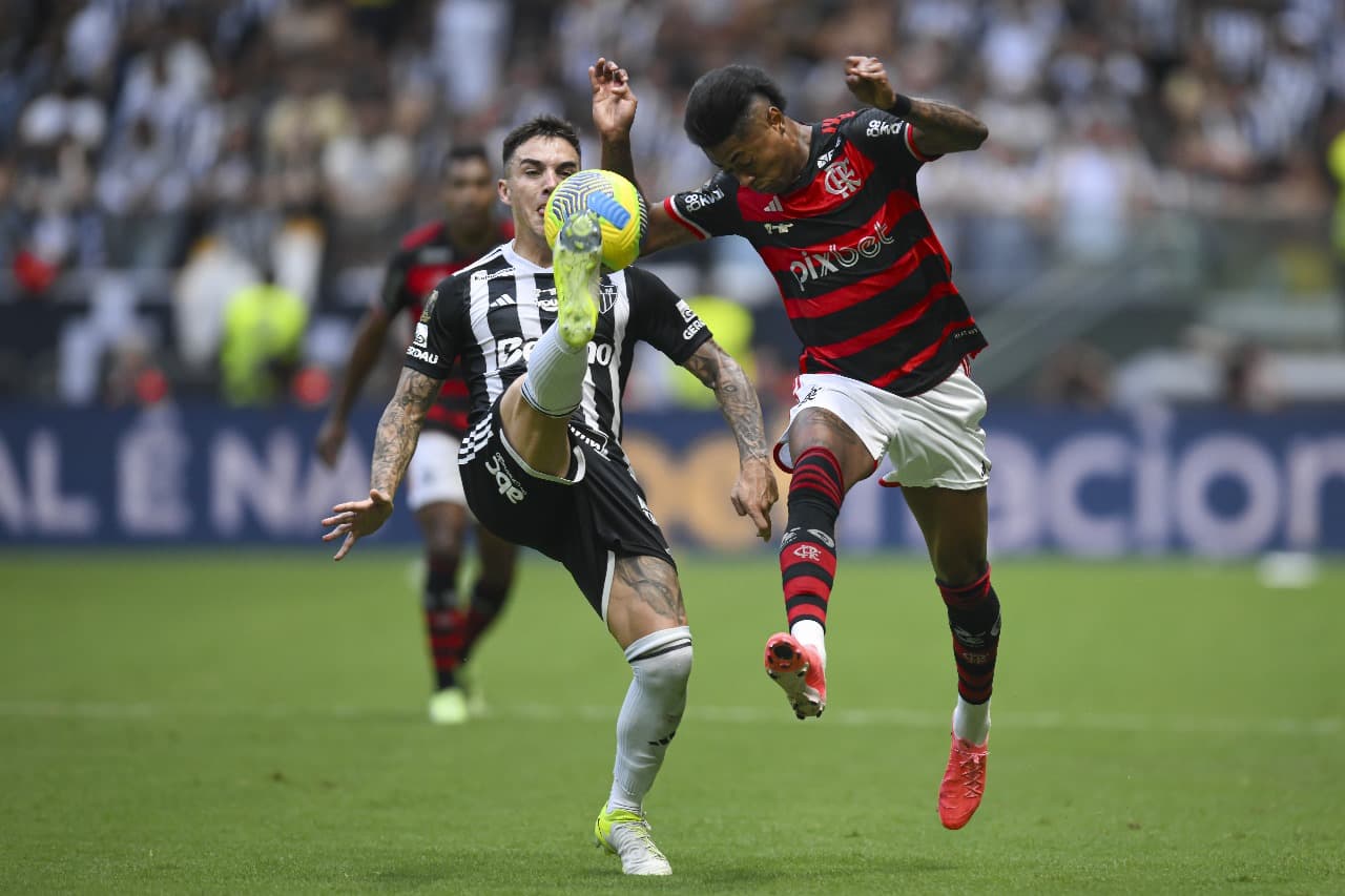 BELO HORIZONTE, BRASIL - 10 DE NOVEMBRO: Renzo Saravia (L) do Atlético Mineiro e Bruno Henrique (R) do Flamengo lutam pela bola durante a partida de volta da final da Copa do Brasil entre Atlético Mineiro e Flamengo no Estádio Arena MRV em 10 de novembro,