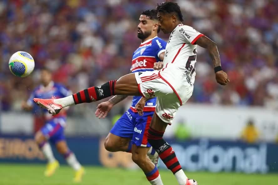 Bruno Henrique disputando bola em Fortaleza 0x0 Flamengo.