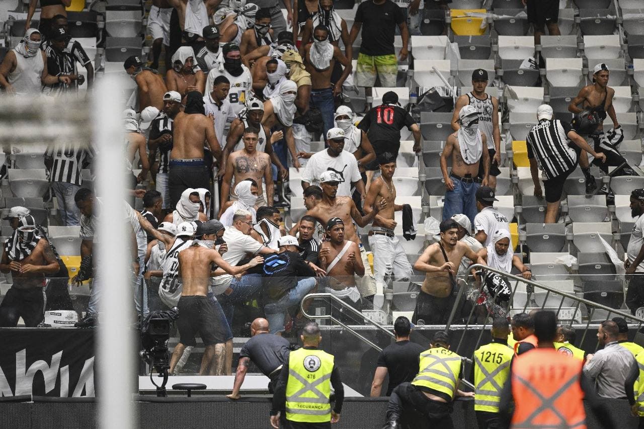 BELO HORIZONTE, BRASIL - 10 DE NOVEMBRO: (NOTA DO EDITOR: A imagem retrata conteúdo gráfico) Torcedores do Atlético Mineiro brigam após a partida entre Atlético Mineiro e Flamengo na Final: Copa do Brasil 2024 na Arena MRV Stadium em 10 de novembro de 202