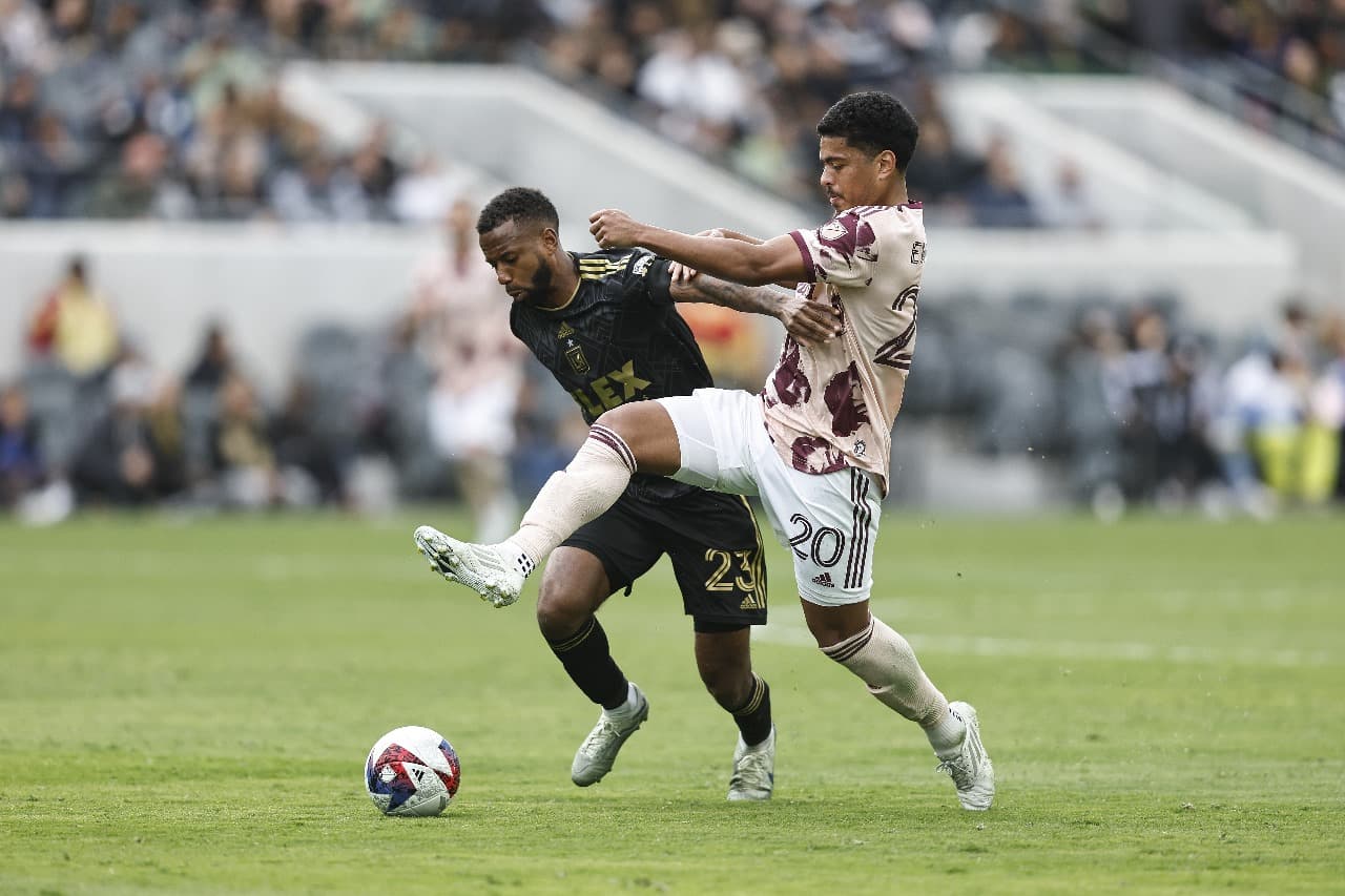 LOS ANGELES, CALIFÓRNIA - 04 DE MARÇO: Kellyn Acosta #23 do Los Angeles FC e Evander da Silva Ferreira #20 do Portland Timbers disputam a bola durante uma partida entre o Portland Timbers e o Los Angeles Football Club no BMO Stadium em 04 de março de 2023