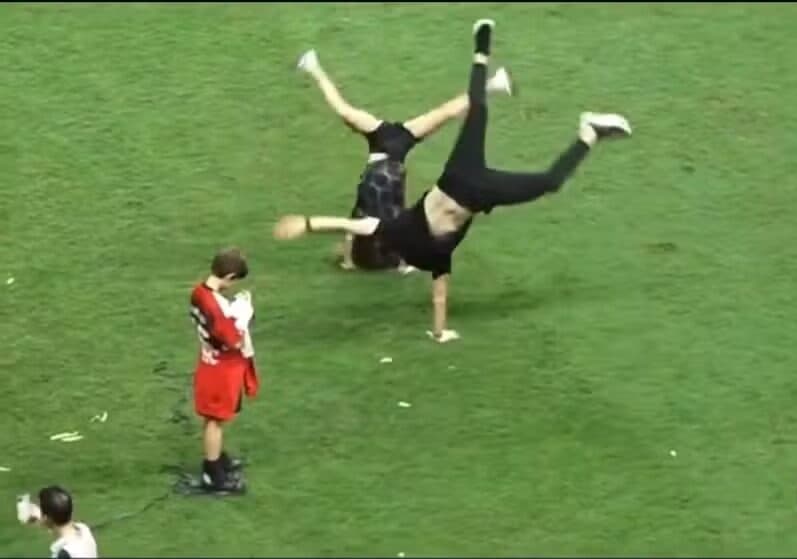 Filipe Luís e sua filha comemorando título do Flamengo.
