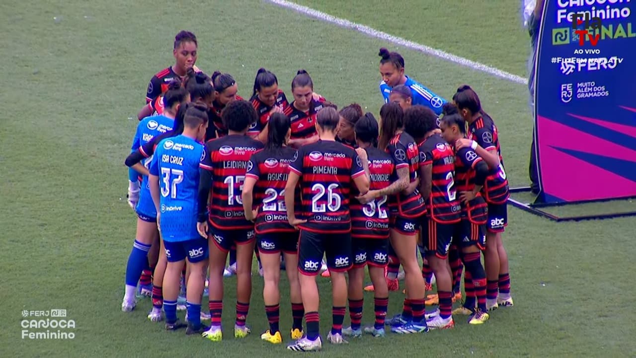 Time feminino do Flamengo antes de jogo contra Fluminense.