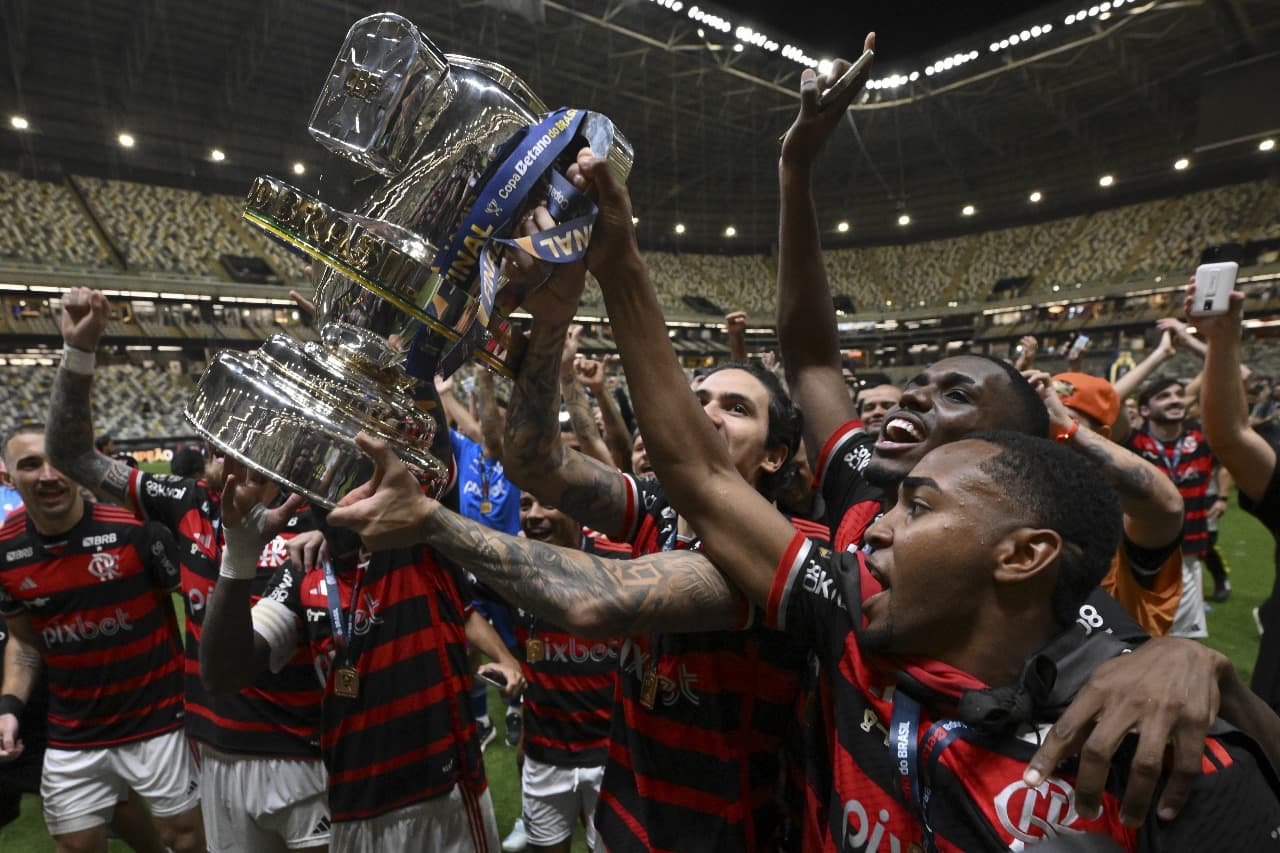 BELO HORIZONTE, BRASIL - 10 DE NOVEMBRO: Jogadores do Flamengo erguem o troféu do vencedor após a partida de volta da final da Copa do Brasil entre Atlético Mineiro e Flamengo no Estádio Arena MRV em 10 de novembro de 2024 em Belo Horizonte, Brasil.