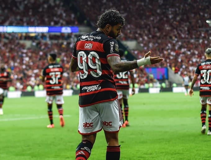 Gabigol fazendo gesto de "deboche" após marcar gol pelo Flamengo.