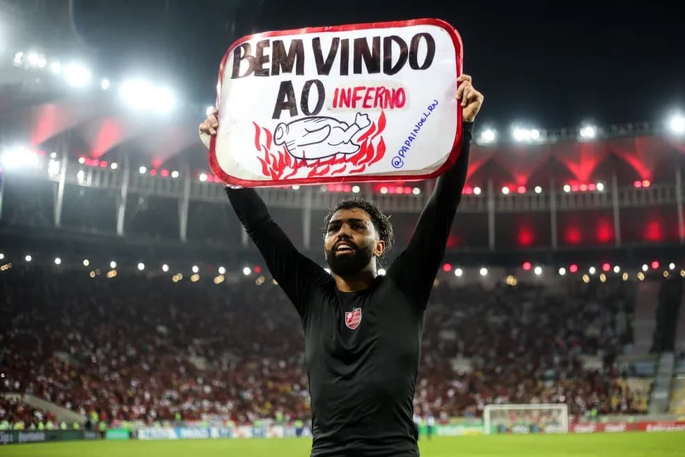 Gabigol com cartaz escrito "Bem vindo ao Inferno", com um frango sendo assado, em referência à eliminação do Atlético-MG.