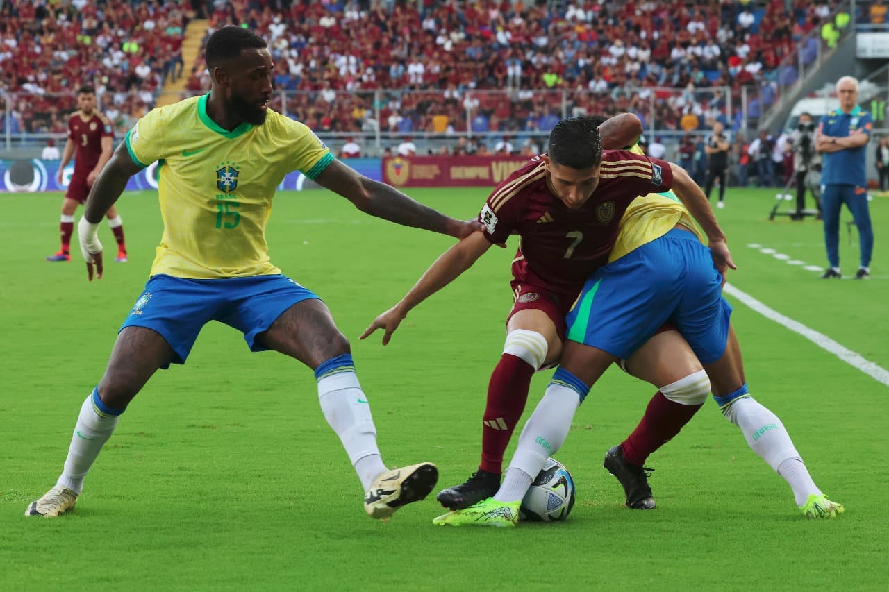 MATURIN, VENEZUELA - 14 DE NOVEMBRO: Jefferson Savarino, da Venezuela, disputa a posse de bola com Gerson e Abner, do Brasil, durante a partida das Eliminatórias da Copa do Mundo da FIFA 2026 da América do Sul entre Venezuela e Brasil no Estádio Monumenta