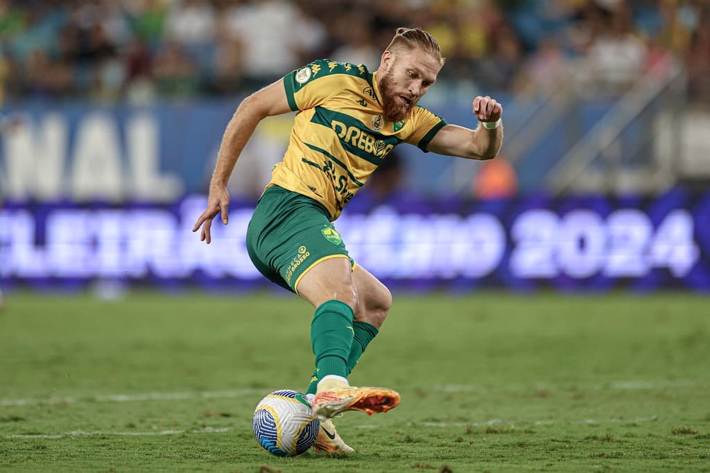 Isidro Pitta em ação pelo Cuiabá contra o Flamengo.