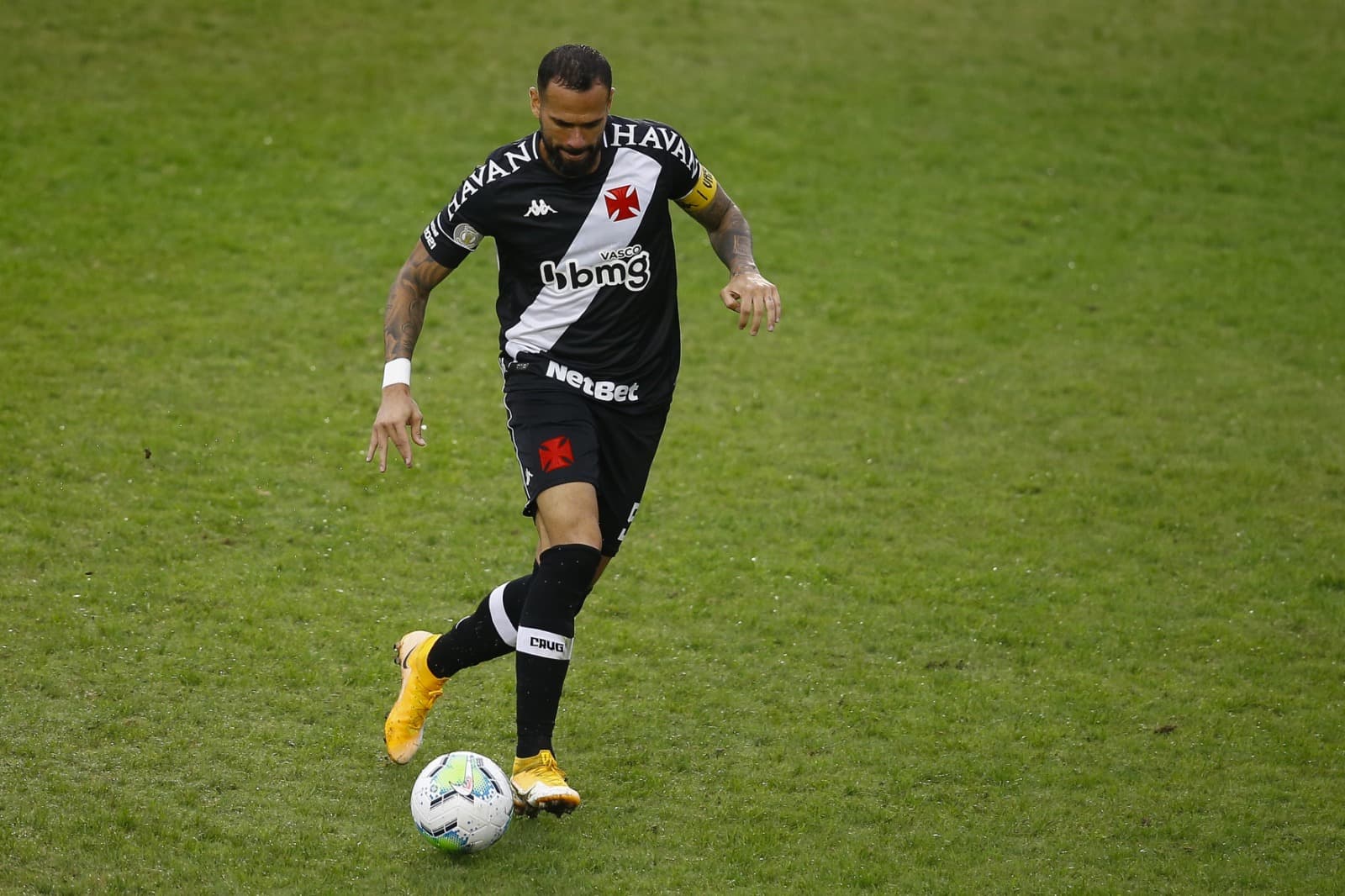 Leandro Castan, do Vasco da Gama, controla a bola durante a partida entre Vasco da Gama e Palmeiras pelo Brasileirão Série A