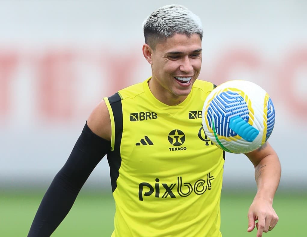 Luiz Araújo treinando com bola no Flamengo.