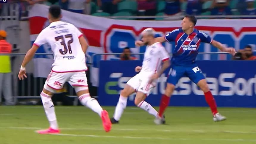 Santiago Arias agride Michael e comete pênalti