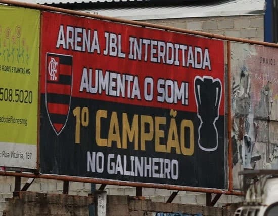 Outdoor da torcida do Flamengo provocando Atlético-MG.