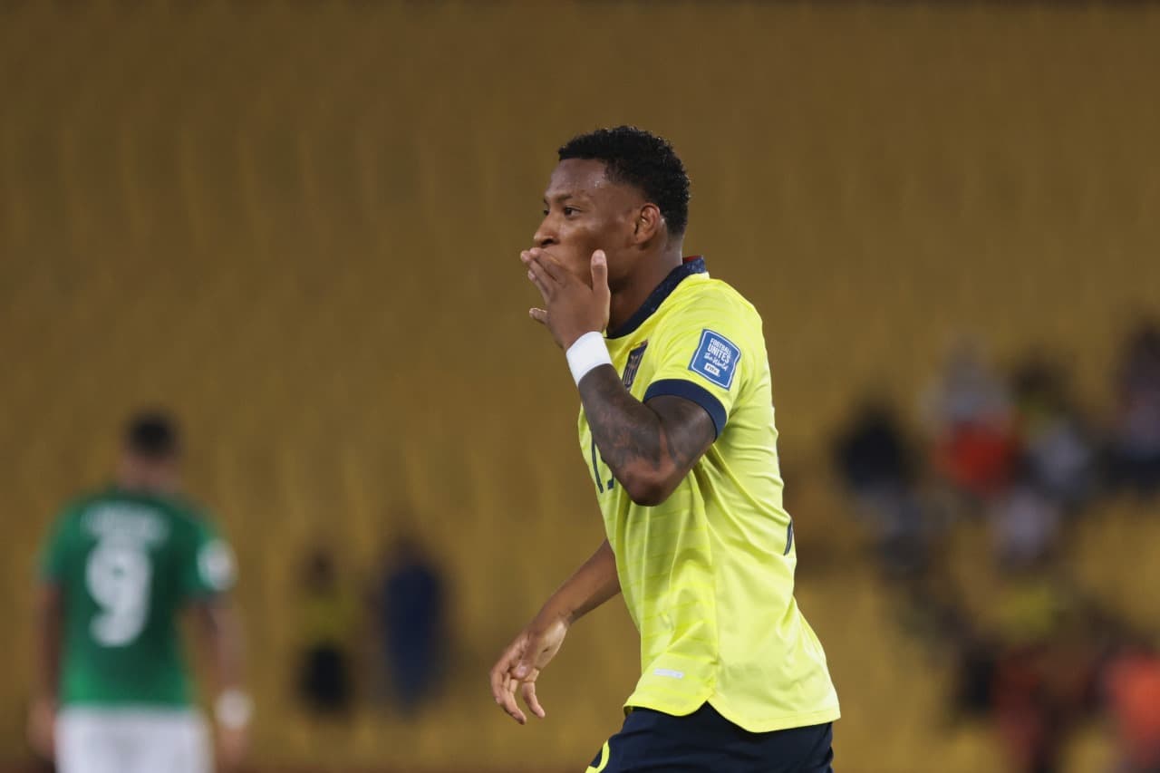GUAYAQUIL, EQUADOR - 14 DE NOVEMBRO: Gonzalo Plata, do Equador, comemora após marcar o terceiro gol da equipe durante a partida das Eliminatórias da Copa do Mundo da FIFA 2026 da América do Sul entre Equador e Bolívia no Estádio Monumental Isidro Romero C