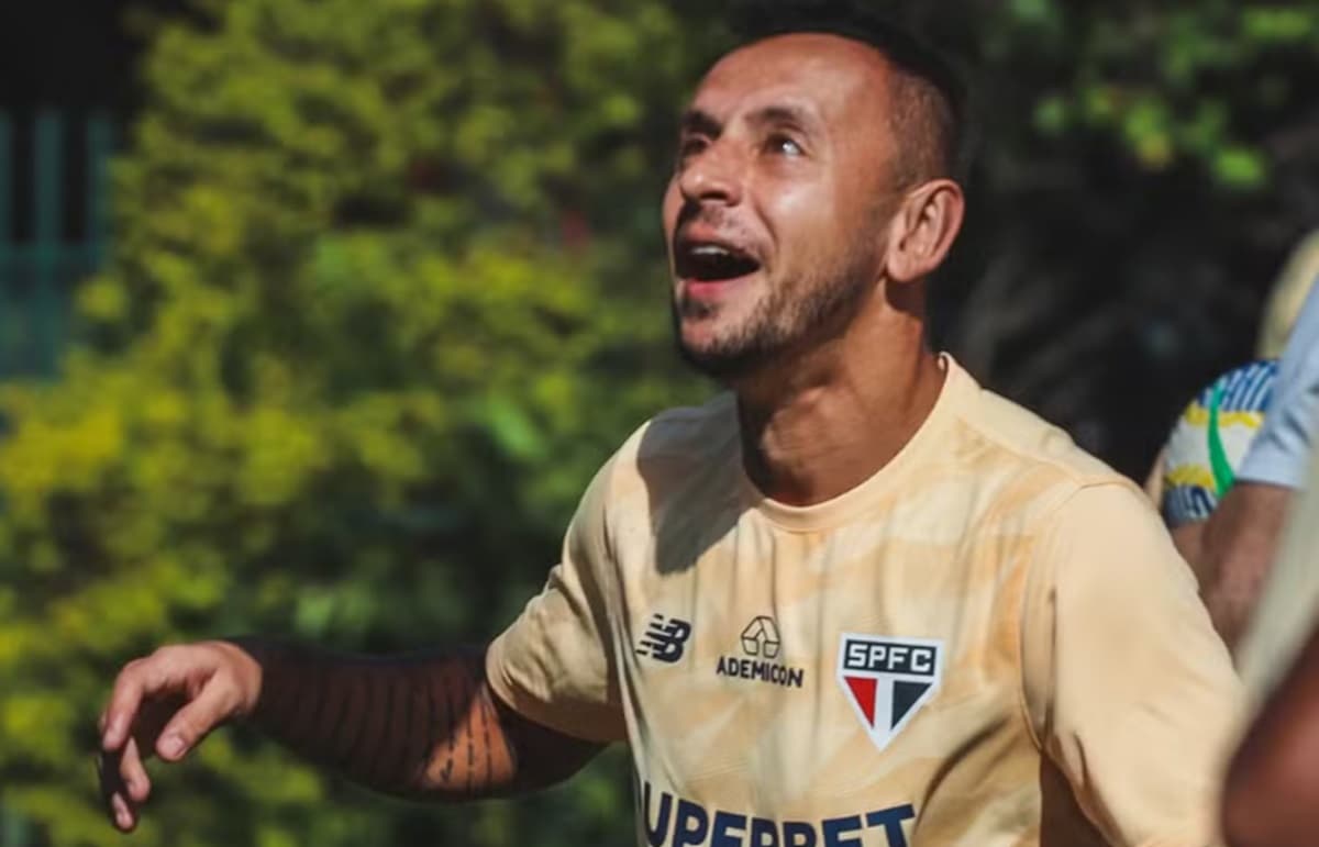 rafinha ex-flamengo em ação pelo são paulo