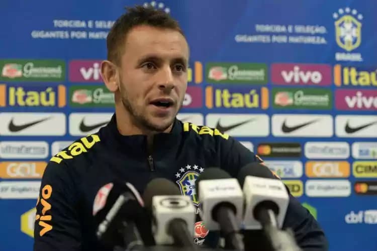 Rafinha, ex-lateral do Flamengo, em entrevista coletiva pela Seleção Brasileira.