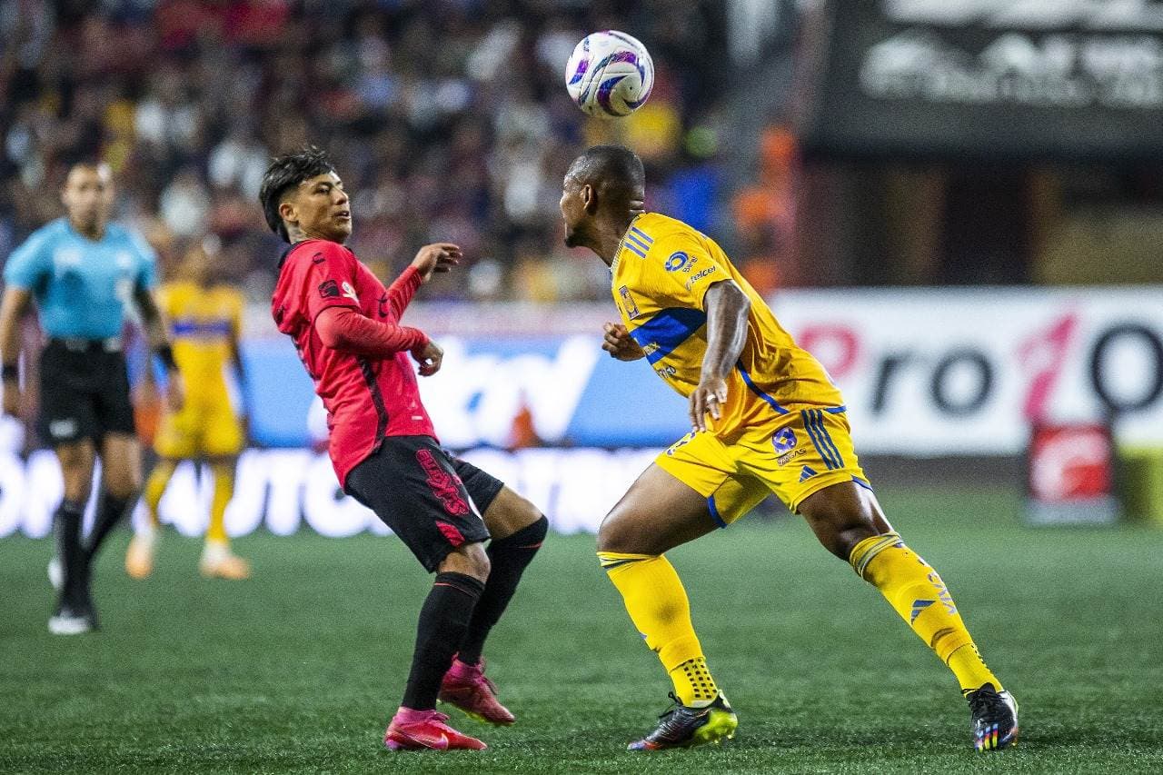 TIJUANA, MÉXICO - 1º DE NOVEMBRO: Domingo Blanco, do Tijuana, compete pela bola com Samir De Souza, do Tigres UANL, durante a partida da 15ª rodada entre Tijuana e Tigres UANL como parte do Torneo Apertura 2023 Liga MX no Estádio Caliente em 1º de novembr