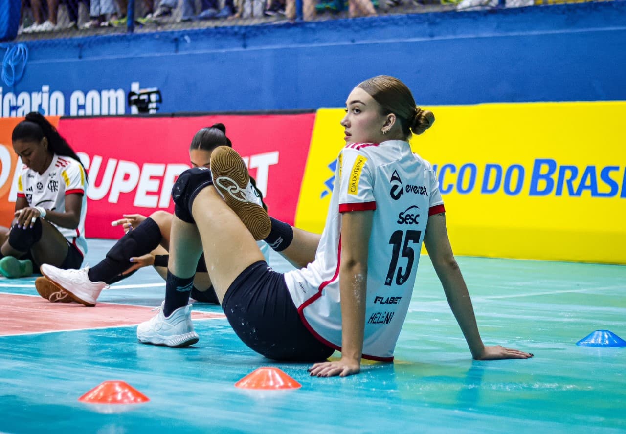 Helena em aquecimento do Sesc Flamengo.