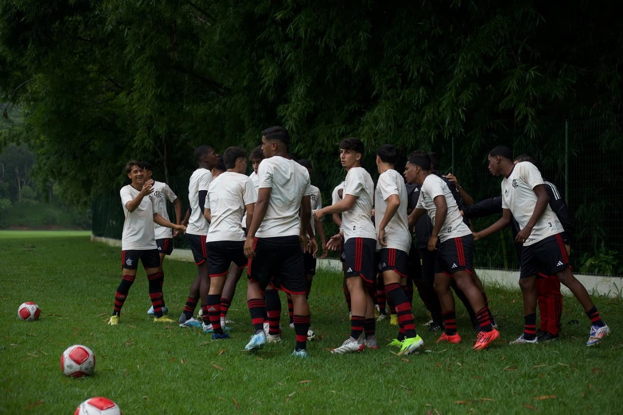 Time Sub-15 do Flamengo em aquecimento antes de enfrentar o Fluminense no Carioca.