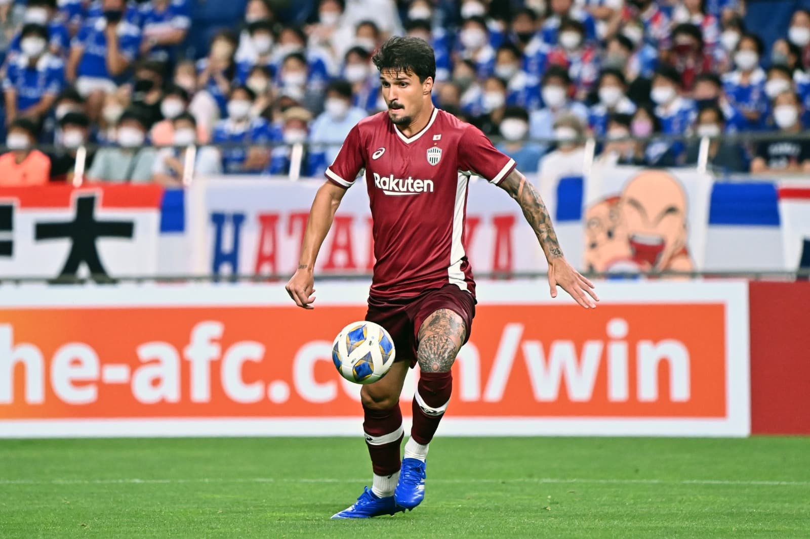 Thuler de Vissel Kobe em ação durante a Liga dos Campeões da AFC