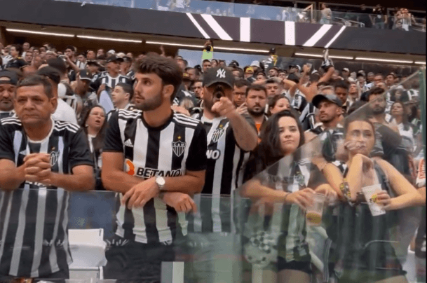 Torcedor do Atlético-MG xinga repórtes Isabelle Costa