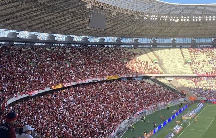 Torcida do Flamengo na Arena Castelão contra o Fortaleza, em 2023.