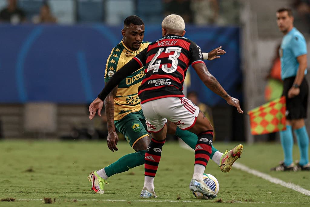 Wesley. do Flamengo, marcando Ramon, do Cuiabá.