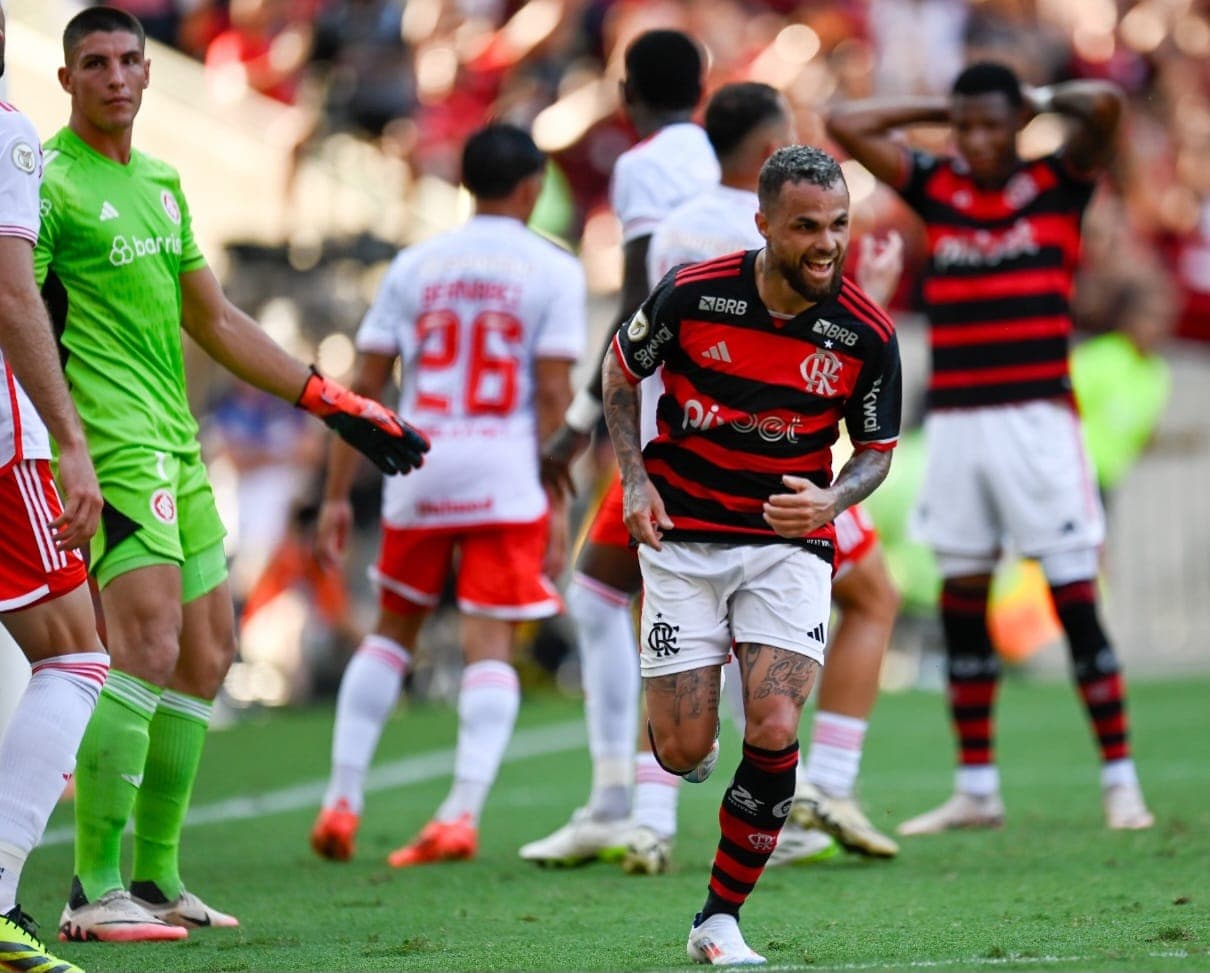Michael comemora gol do Flamengo sobre o Internacional
