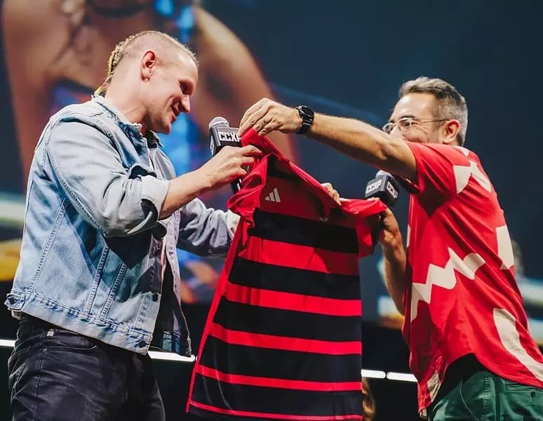 Matt Smith recebe camisa do Flamengo