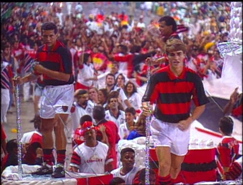 Jogadores do Flamengo desfilam pela Estácio em 1995