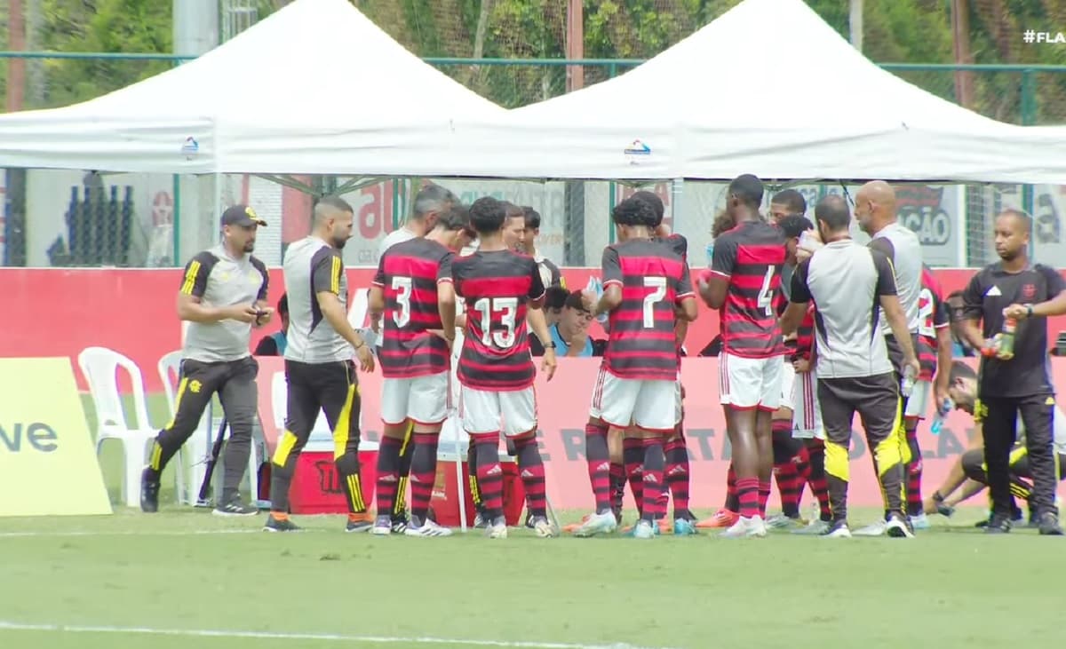 Equipe do Flamengo conversa durante parada técnica na Adidas Cup Sub-16