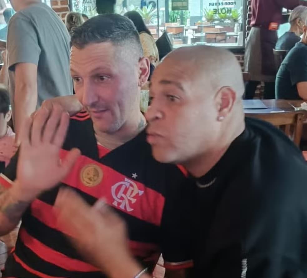 Adriano e Materazzi abraçados