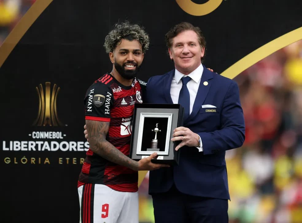 Gabigol e Alejandro Domínguez, presidente da Conmebol.