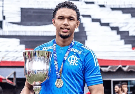 Andrew com taça conquistada pelo Flamengo