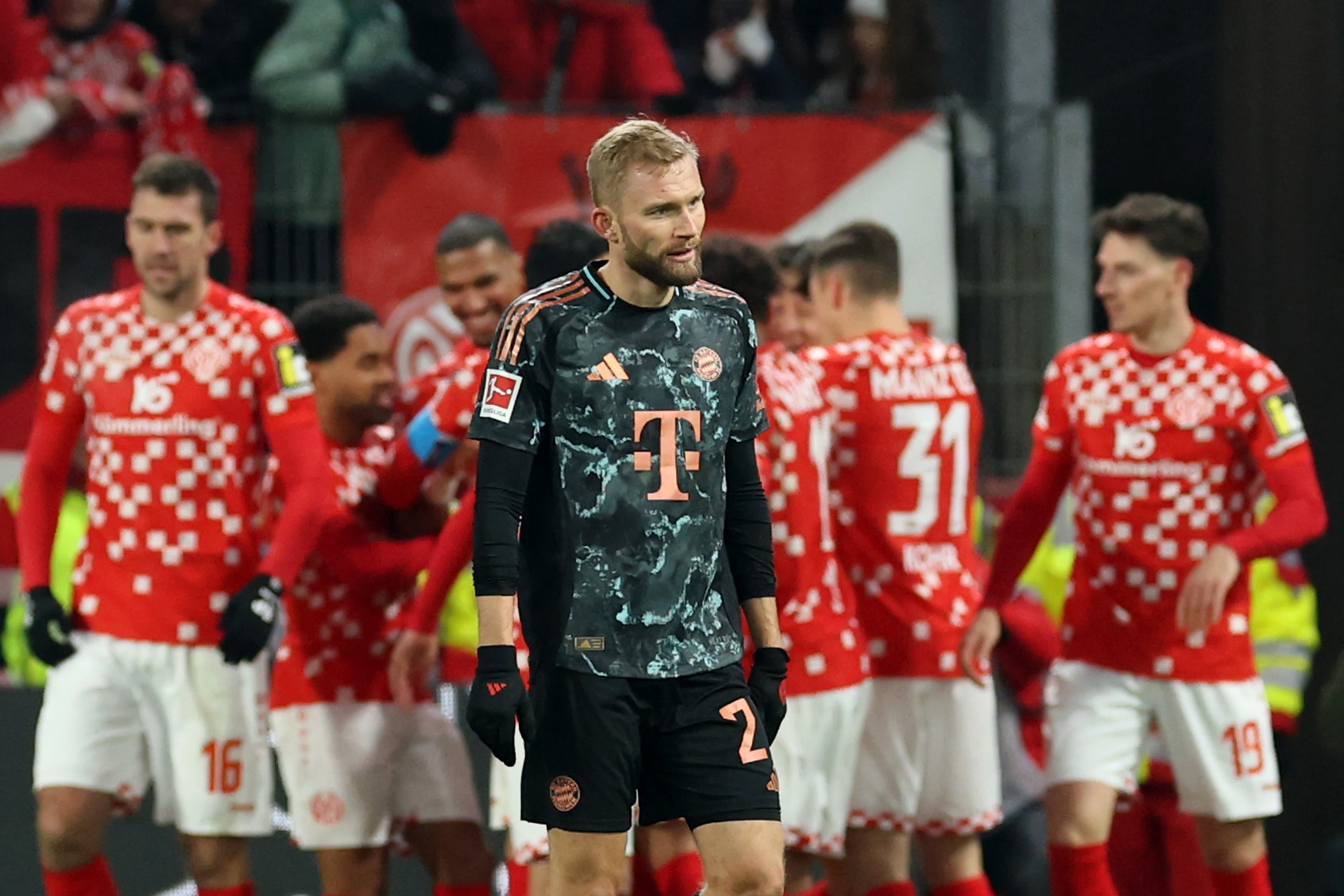 Ao fundo, equipe do Bayern se junta para celebrar gol contra o Mainz