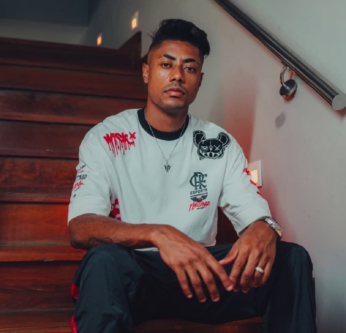 Bruno Henrique posa com camisa branca lançada pelo Flamengo Esports