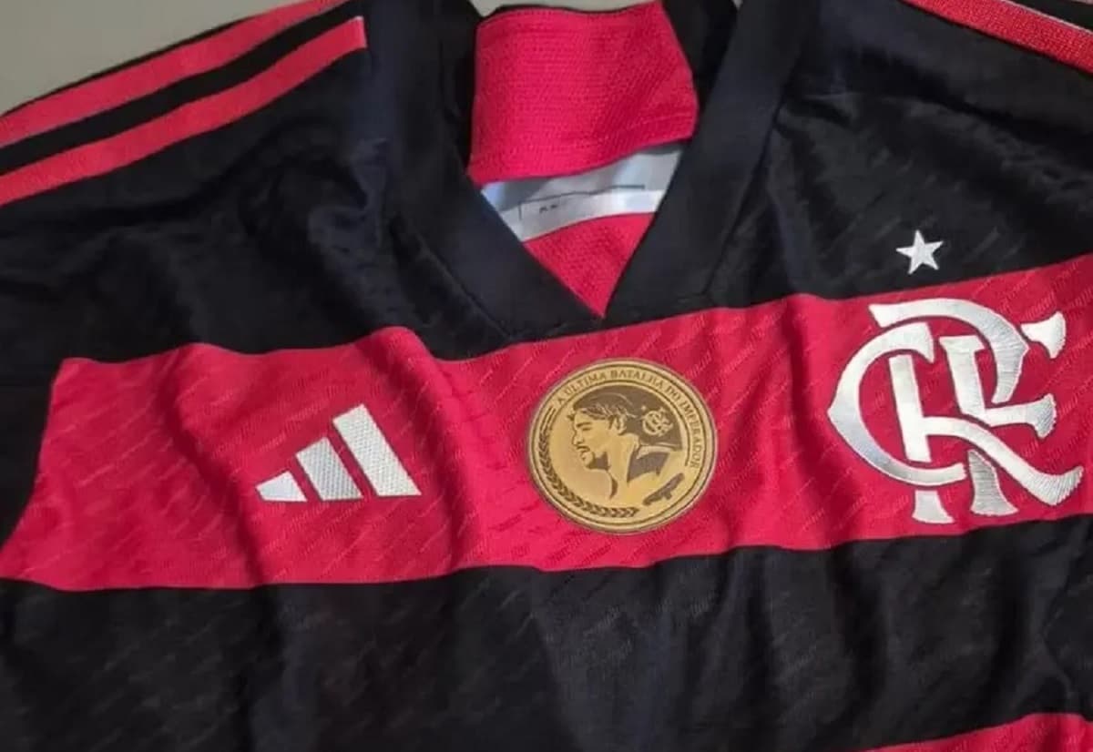 Camisa rubro-negra usada por Adriano na despedida terá um patch dourado no centro do peito